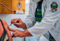 Tomar dipirona antes da vacina contra Covid-19 não minimiza reações, diz médico