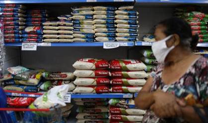 Arroz à venda em supermercado no Rio de Janeiro