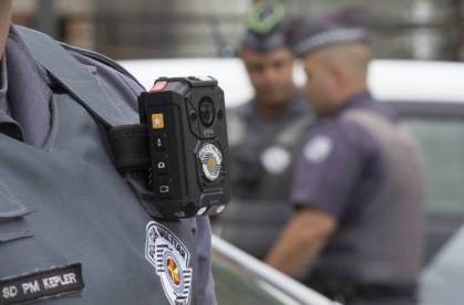 Câmera individual instalada na farda de policial