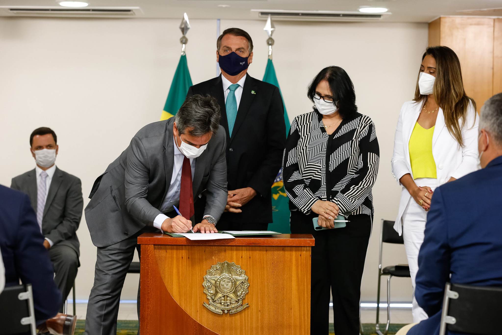 Ciro Nogueira assina termo de posse Ciro Nogueira assina termo de posse