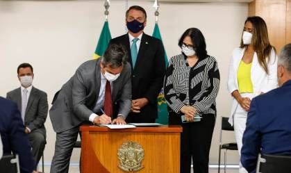 Ciro Nogueira assina termo de posse