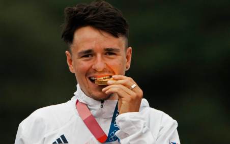 Thomas Pidcock morde medalha de ouro depois de vencer no cross-country masculino