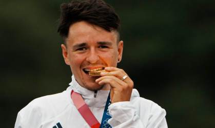 Thomas Pidcock morde medalha de ouro depois de vencer no cross-country masculino