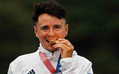 Thomas Pidcock morde medalha de ouro depois de vencer no cross-country masculino