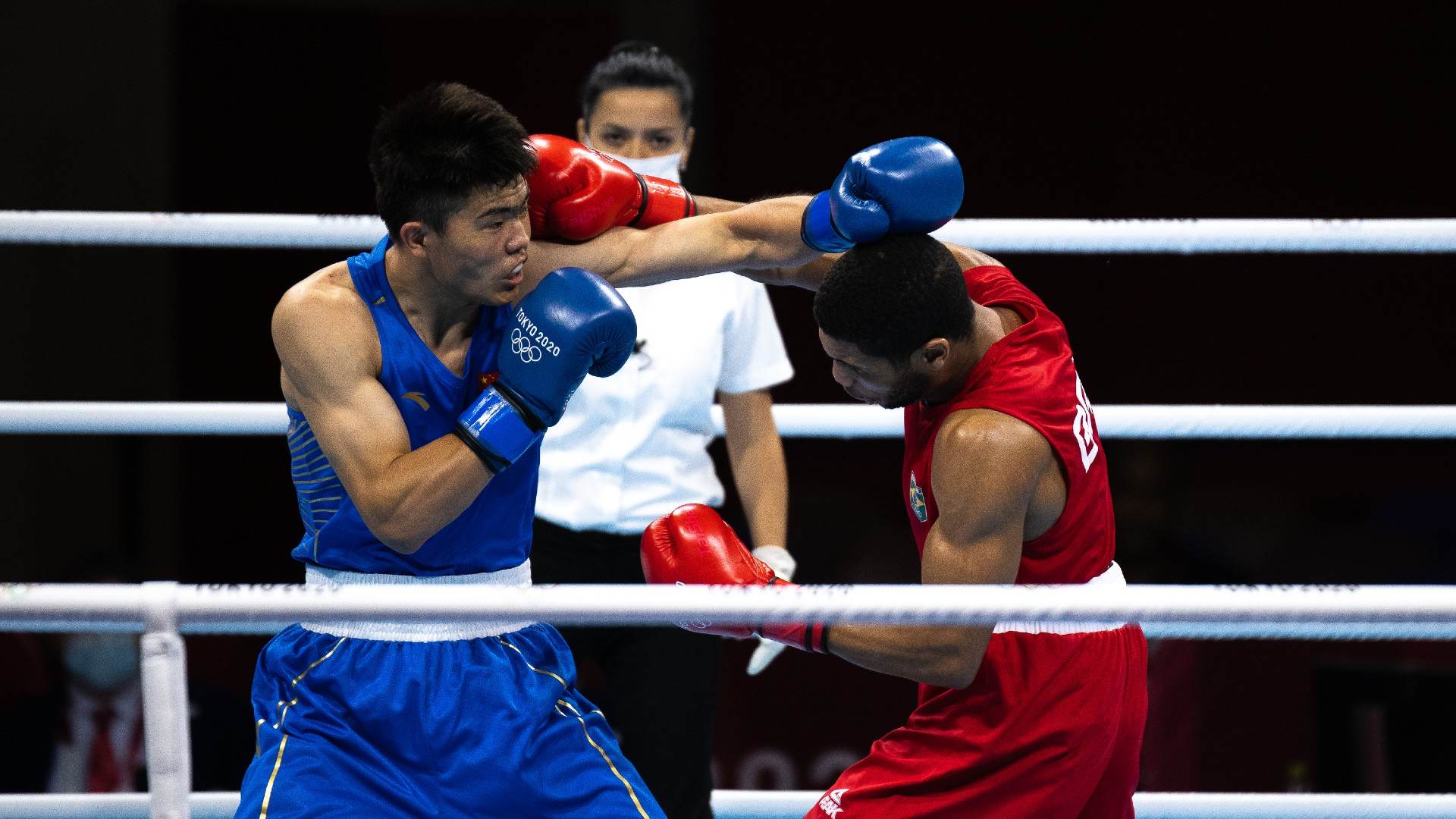 Hebert Sousa, do boxe, venceu luta preliminar contra chinês Erbieke Touheta Hebert Sousa, do boxe, venceu luta preliminar contra chinês Erbieke Touheta