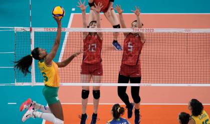 Fernanda Garay tenta superar bloqueio do Japão na 3ª partida do vôlei feminino