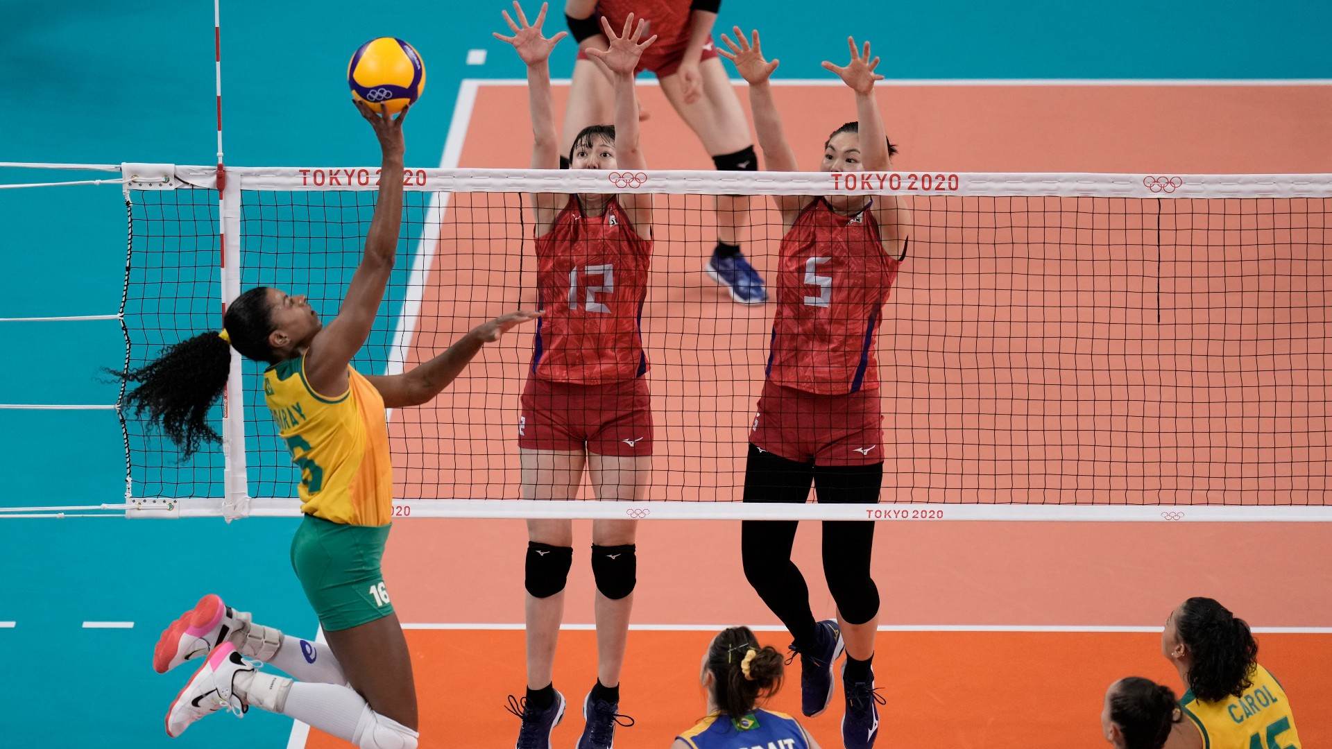 Fernanda Garay tenta superar bloqueio do Japão na 3ª partida do vôlei feminino Fernanda Garay tenta superar bloqueio do Japão na 3ª partida do vôlei feminino
