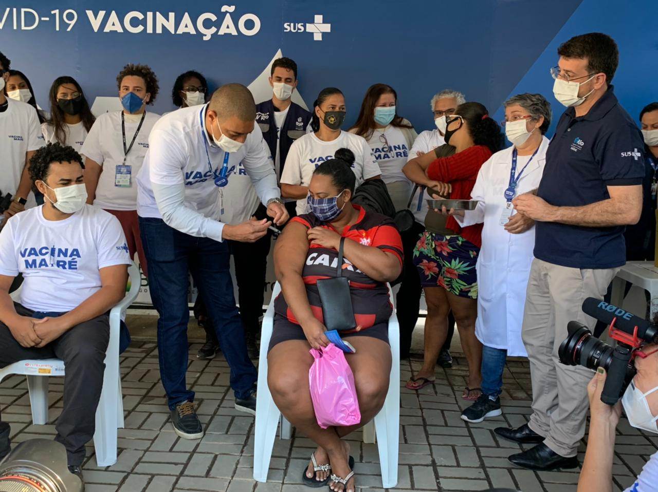 Mulher sendo vacinada na campanha contra a Covid no Complexo da Maré (RJ) Mulher sendo vacinada na campanha contra a Covid no Complexo da Maré (RJ)