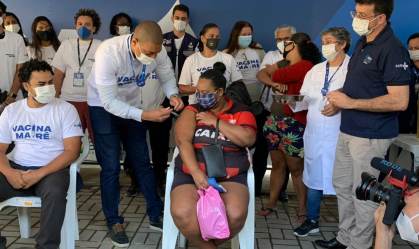 Mulher sendo vacinada na campanha contra a Covid no Complexo da Maré (RJ)