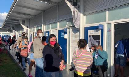 Fila para vacinação na campanha contra a Covid no Complexo da Maré (RJ)