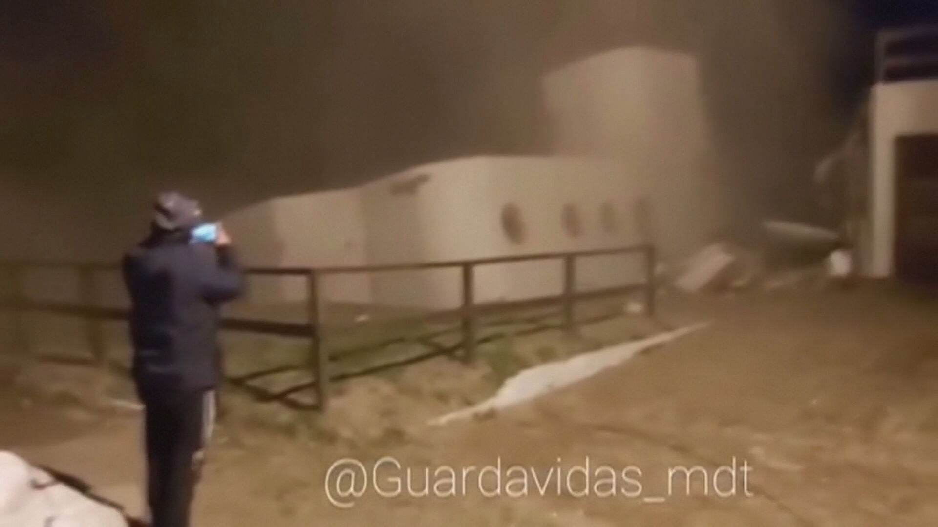 Donos do imóvel perceberam avanço do mar e conseguiram retirar pertences antes Donos do imóvel perceberam avanço do mar e conseguiram retirar pertences antes