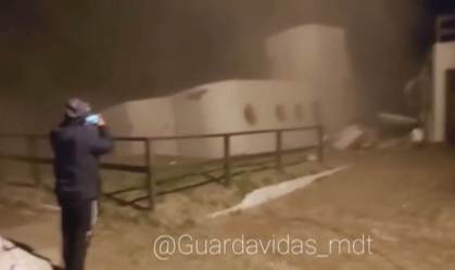 Donos do imóvel perceberam avanço do mar e conseguiram retirar pertences antes