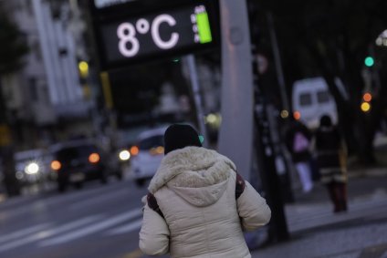 Pedestres enfrentam frio intenso na zona sul da cidade de São Paulo, na manhã de