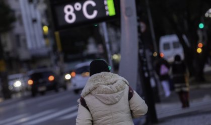 Pedestres enfrentam frio intenso na zona sul da cidade de São Paulo, na manhã de
