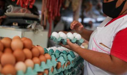 Vendedora segura ovos em um mercado de rua no Rio de Janeiro, Brasil 08/07/2021 
