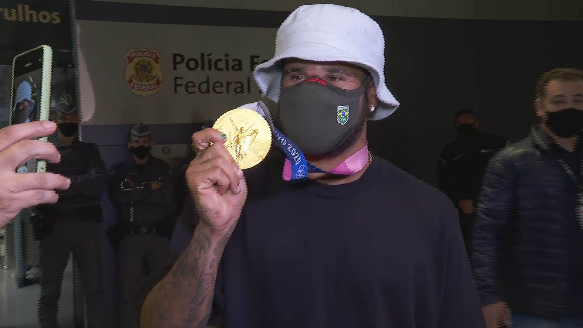 Campeão olímpico do surfe, Ítalo Ferreira chega ao Brasil após a vitória nas Oli Campeão olímpico do surfe, Ítalo Ferreira chega ao Brasil após a vitória nas Oli
