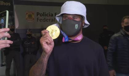 Campeão olímpico do surfe, Ítalo Ferreira chega ao Brasil após a vitória nas Oli