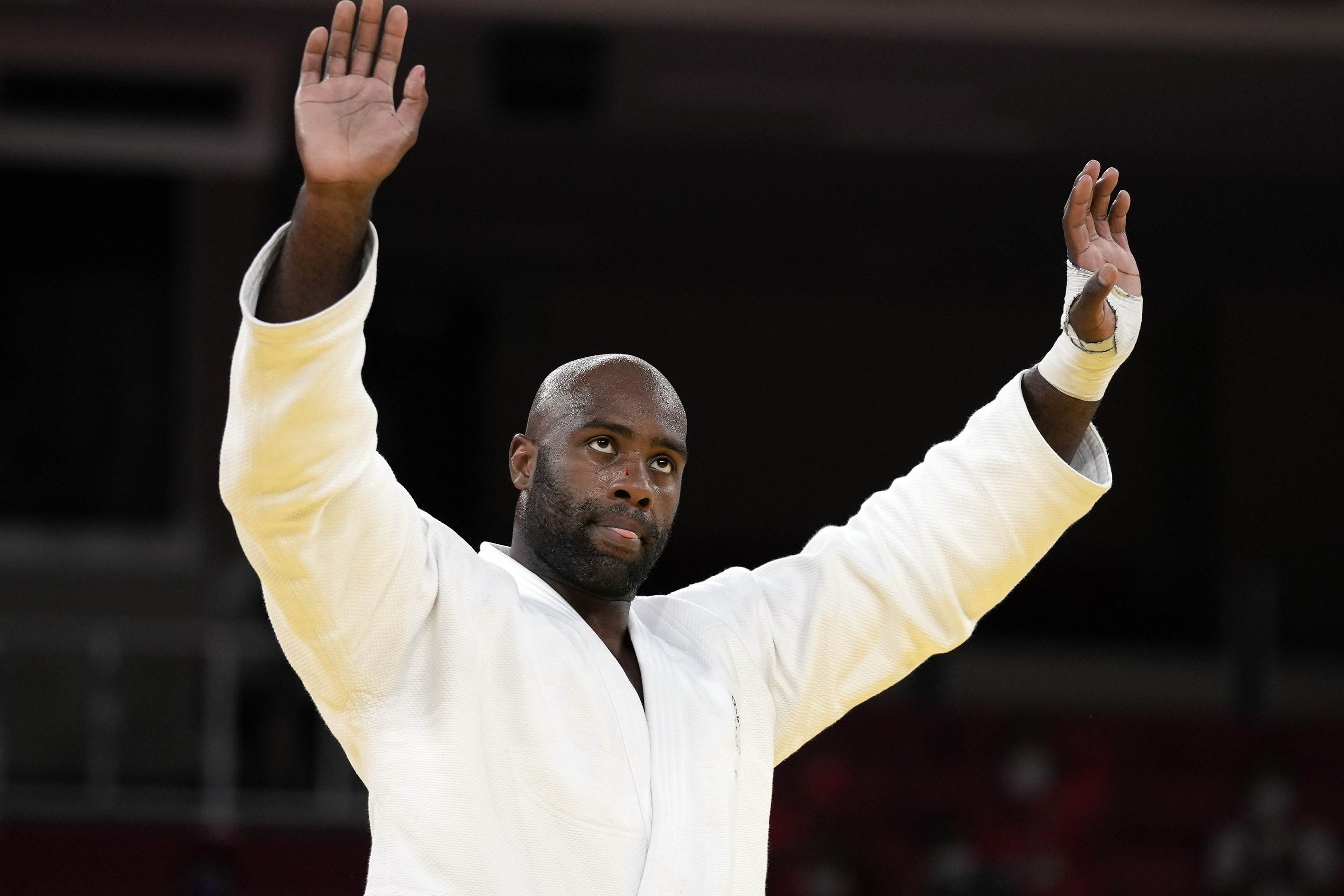 Teddy Riner acena após vencer a disputa pelo bronze no judô nas Olimpíadas 2020