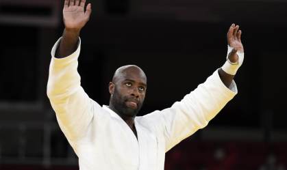 Teddy Riner acena após vencer a disputa pelo bronze no judô nas Olimpíadas 2020