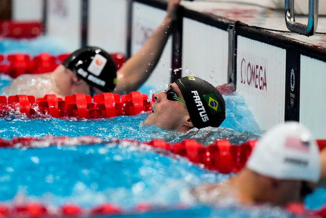 Bruno Fratus descansa após prova apenas com a cabeça para fora da água