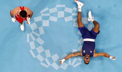 Abner Teixeira (D) vai ao chão após garantir, no mínimo, bronze nas Olimpíadas