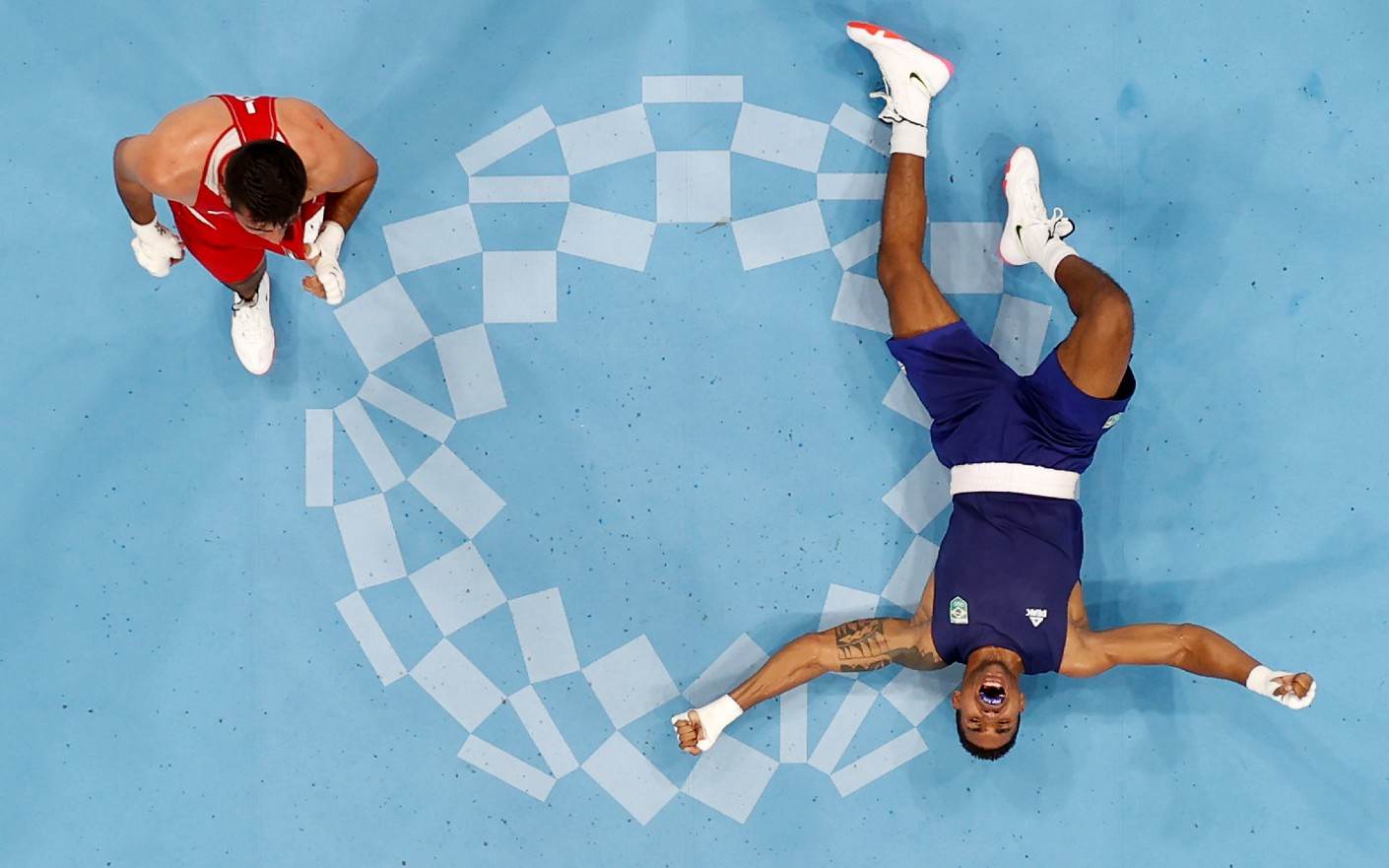 Abner Teixeira (D) vai ao chão após garantir, no mínimo, bronze nas Olimpíadas