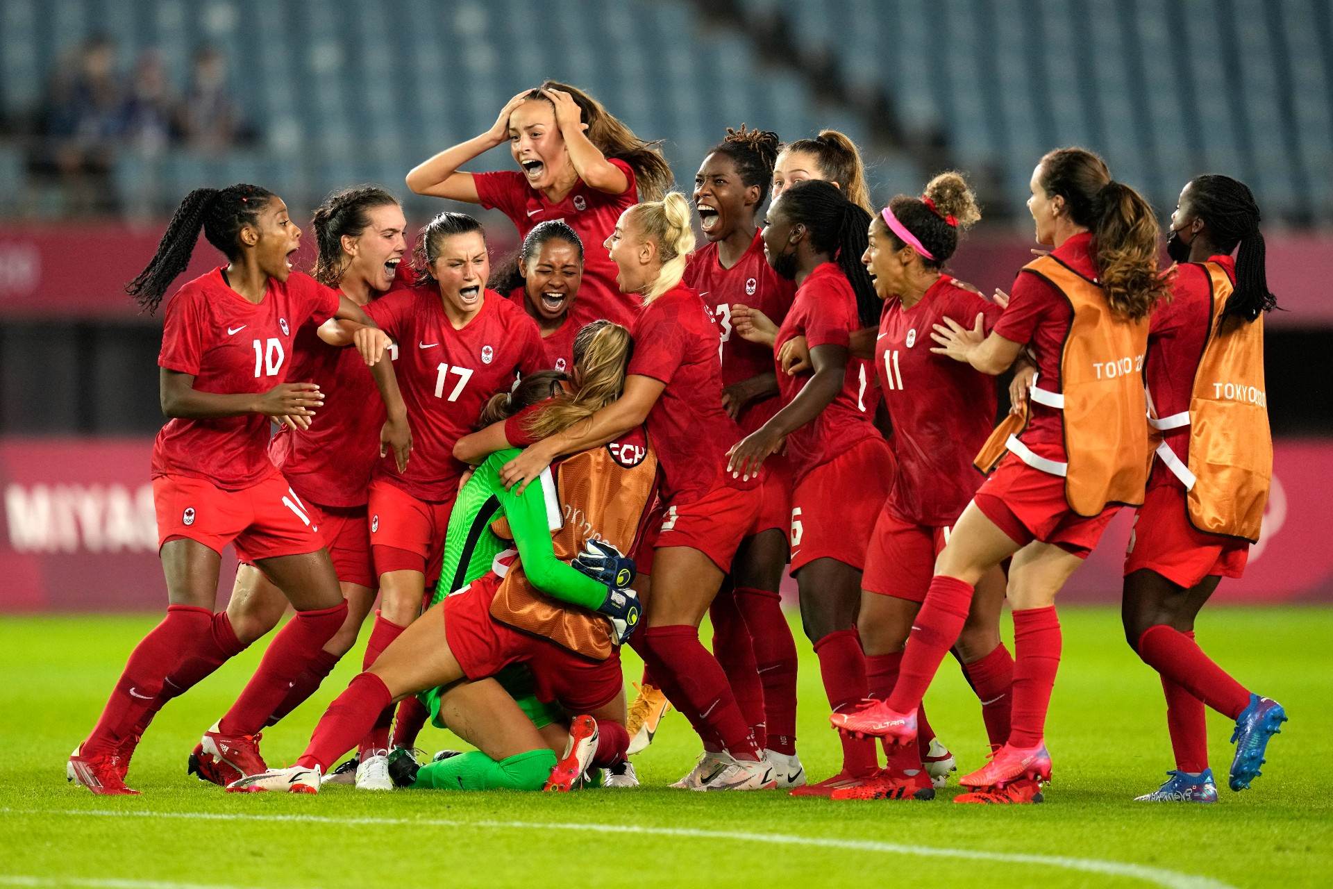 Jogadoras do Canadá abraçam goleira Labbe, heroína no futebol feminino Jogadoras do Canadá abraçam goleira Labbe, heroína no futebol feminino