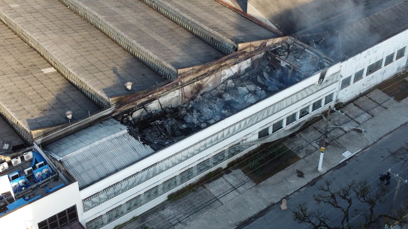 Vista aérea do galpão da Cinemateca Brasileira na Vila Leopoldina, nesta sexta-feira (30), um dia depois do incêndio / Ronaldo Silva/Futura Press/Estadão Conteúdo
