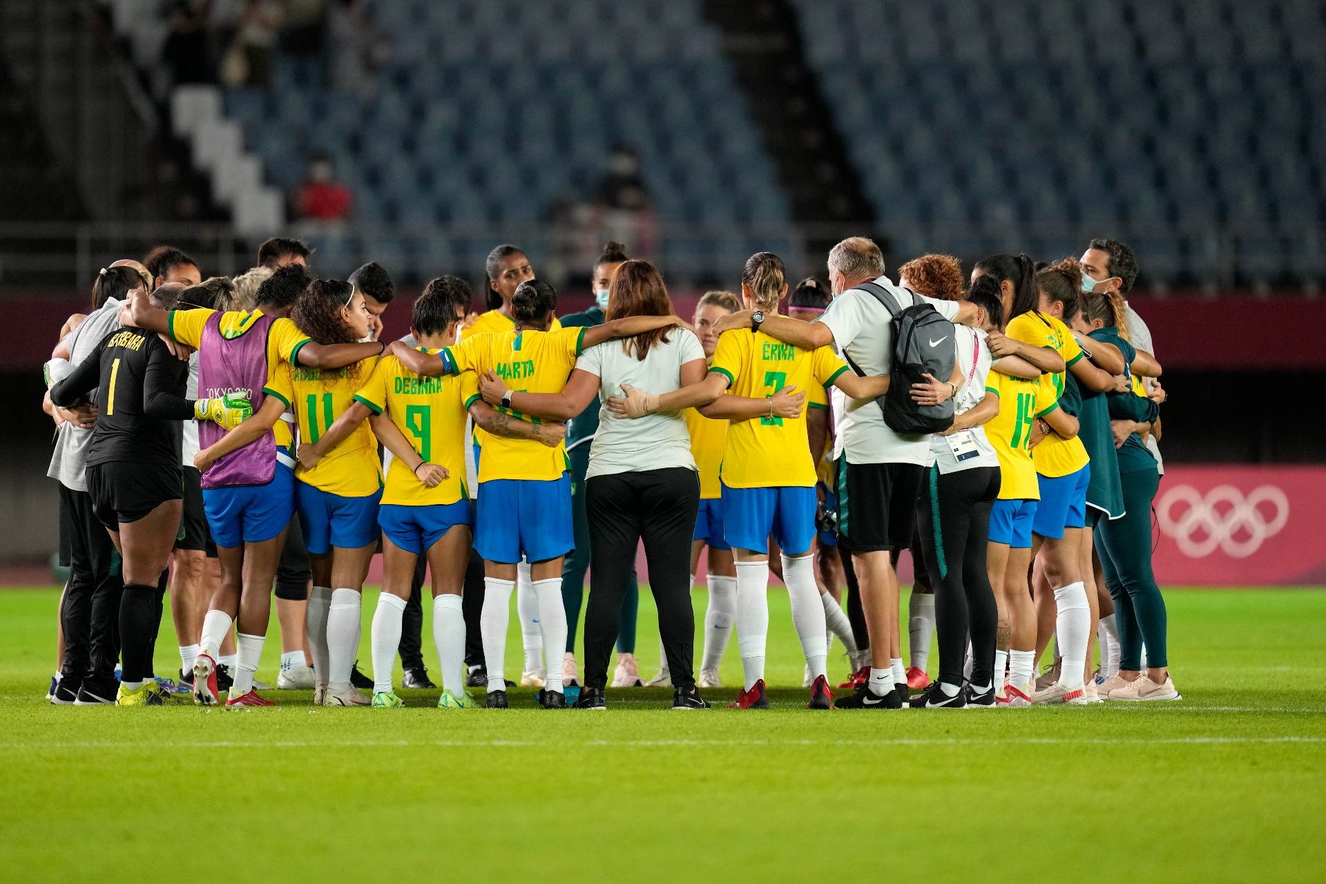 Jogadoras do Brasil conversam em campo após eliminação nos Jogos para o Canadá Jogadoras do Brasil conversam em campo após eliminação nos Jogos para o Canadá