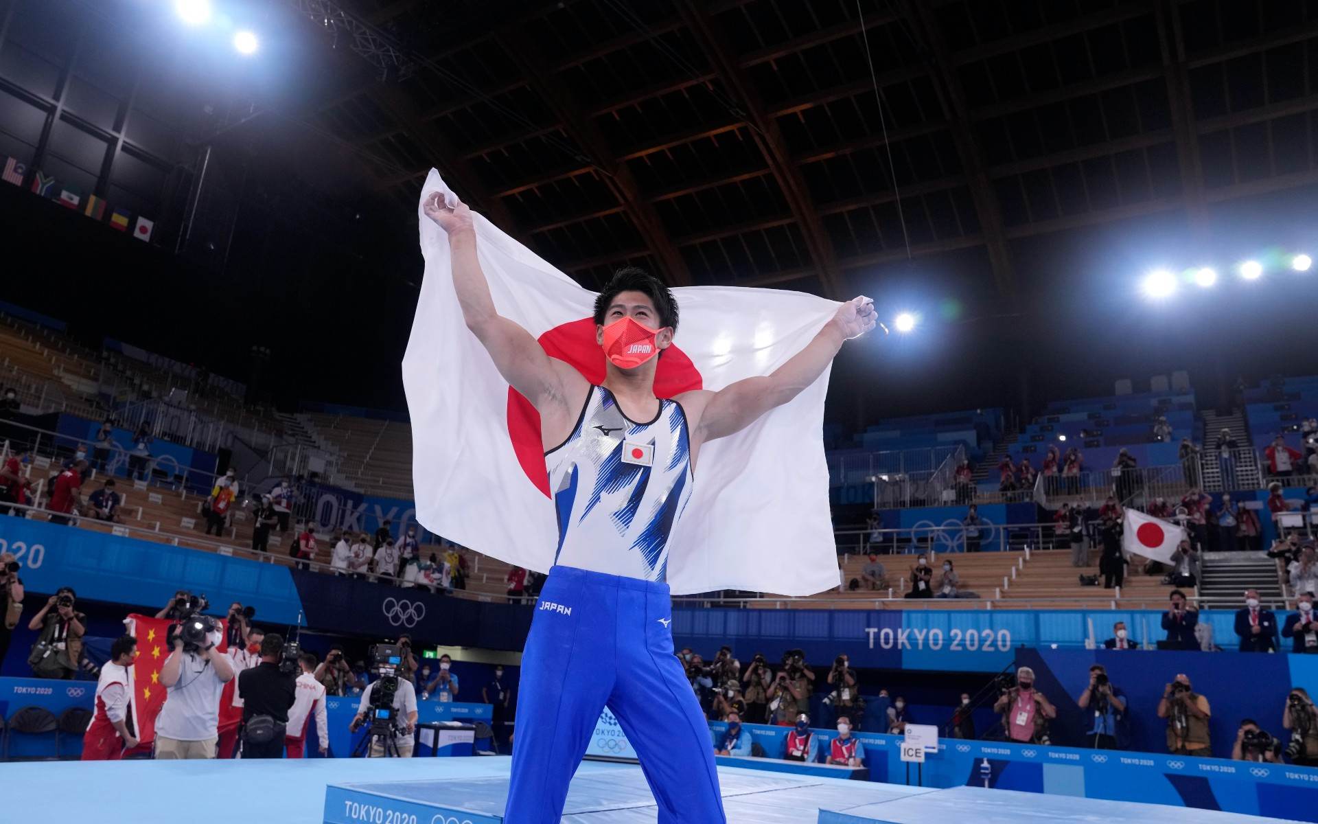 Japonês Daiki Hashimoto celebra conquista da medalha de ouro na ginástica
