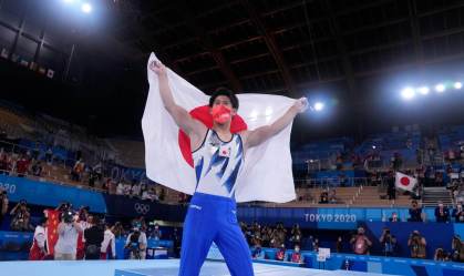 Japonês Daiki Hashimoto celebra conquista da medalha de ouro na ginástica