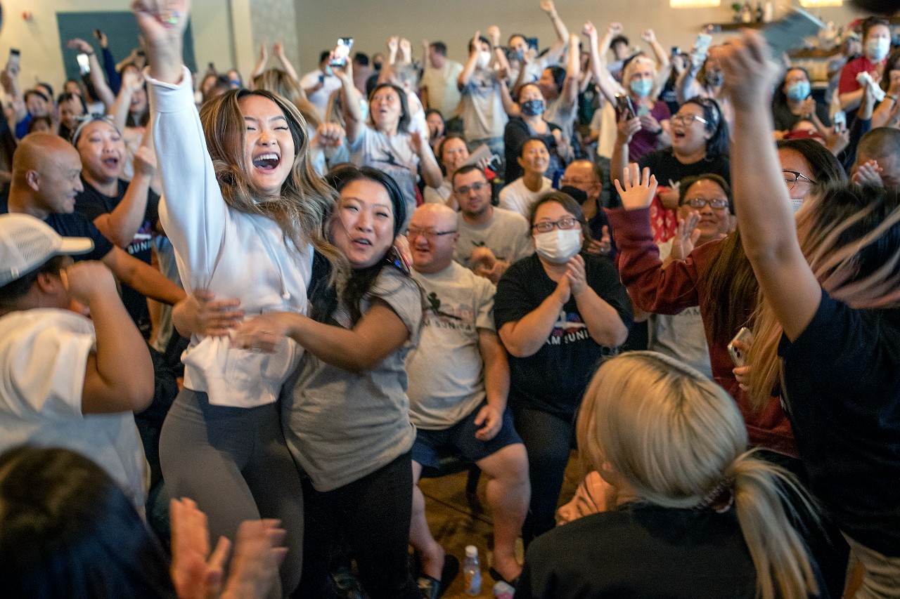 Shyenne Lee abraça amigos e familiares de Sunisa Lee em um salão, em Minnesota Shyenne Lee abraça amigos e familiares de Sunisa Lee em um salão, em Minnesota