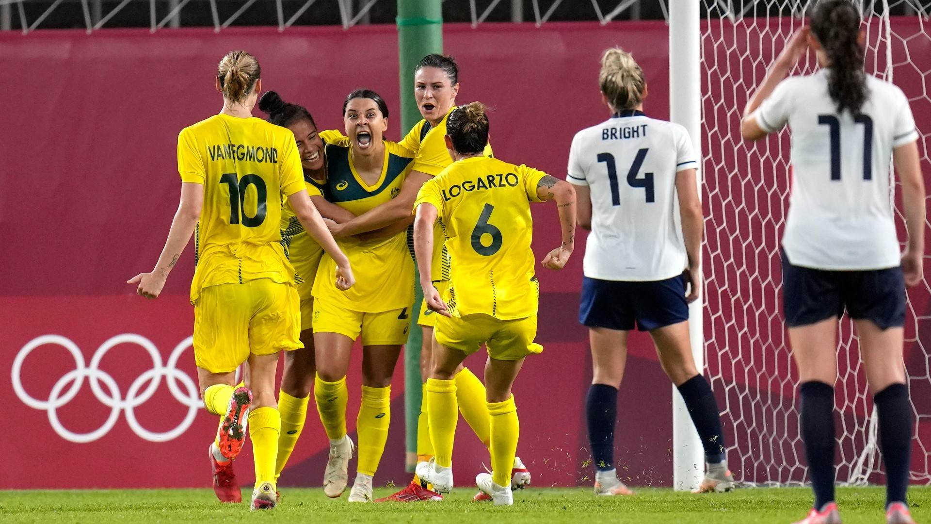 Sam Kerr (C) celebra da Austrália contra Grã-Bretanha nas Olimpíadas