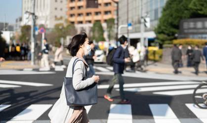 Pessoas circulam de máscara no Japão