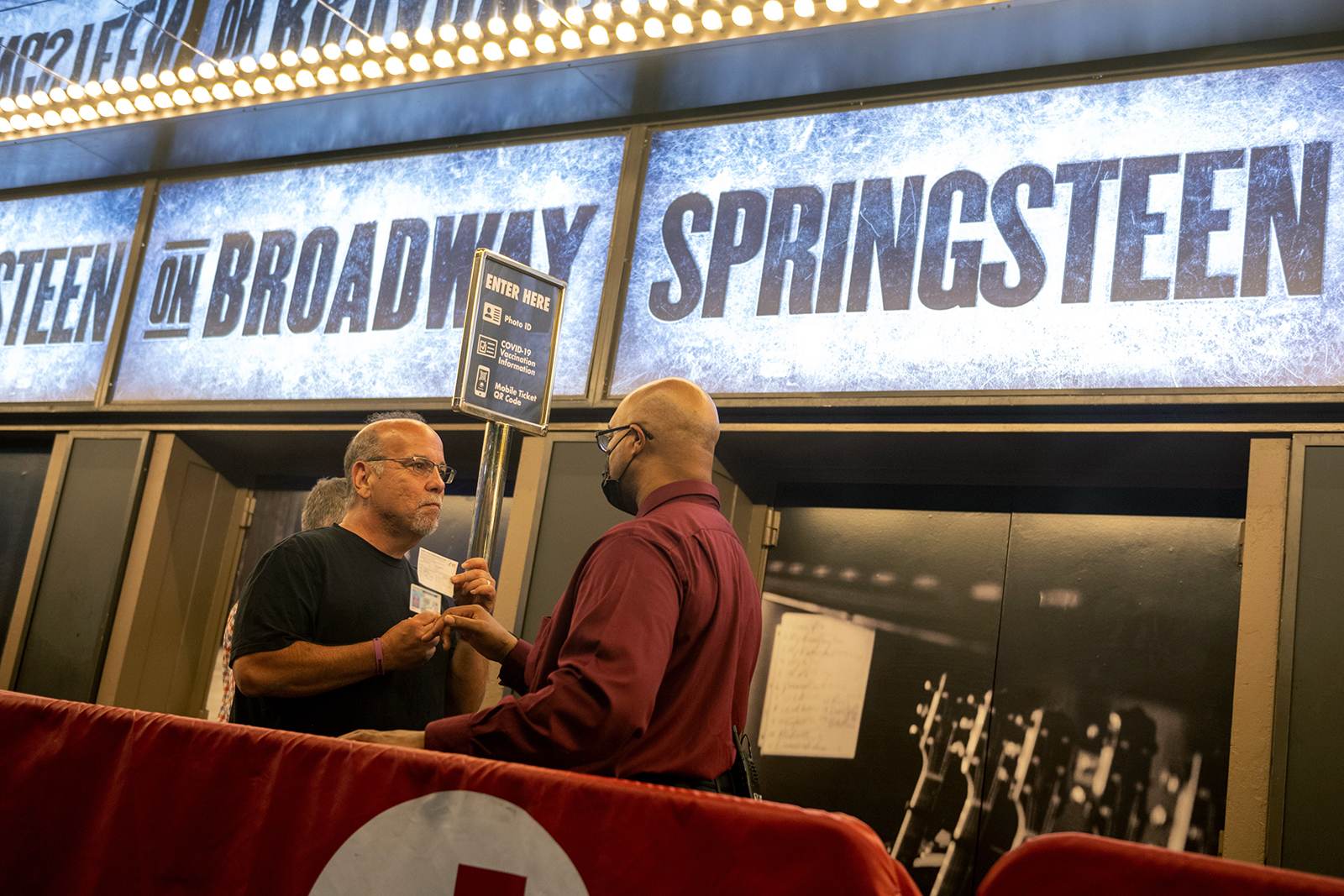 Uma pessoa sem máscara mostra seu cartão de vacinação Covid-19
