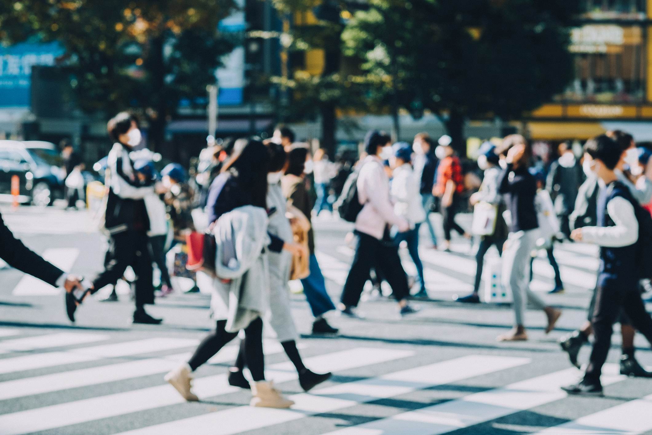 Pessoas de máscara na rua no Japão Pessoas de máscara na rua no Japão
