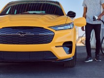 Ford Mustang Mach-E sendo carregado