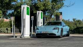 Porsche Taycan sendo carregado