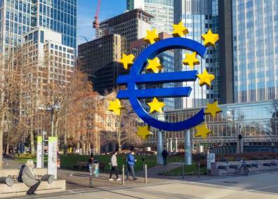 Símbolo da moeda Euro, localizada no distrito comercial central de Frankfurtt