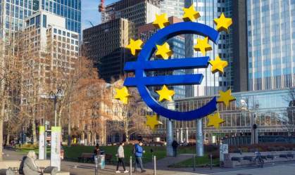 Símbolo da moeda Euro, localizada no distrito comercial central de Frankfurtt