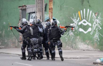 Policiais Militares entram em confronto com manifestantes