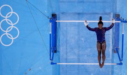 Simone Biles na classificação nas barras assimétricas nos Jogos