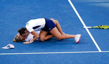 Luisa Stefani (cima) e Laura Pigossi celebram conquista do bronze em Tóquio