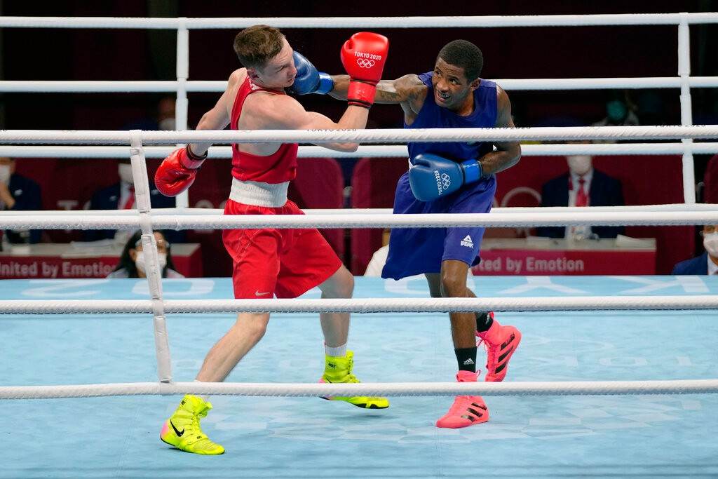 Wanderson de Oliveira acerta soco em boxeador russo Wanderson de Oliveira acerta soco em boxeador russo