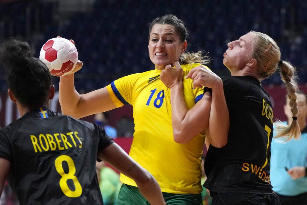 Eduarda segura a bola entre duas jogadoras da Suécia de handebol Eduarda segura a bola entre duas jogadoras da Suécia de handebol