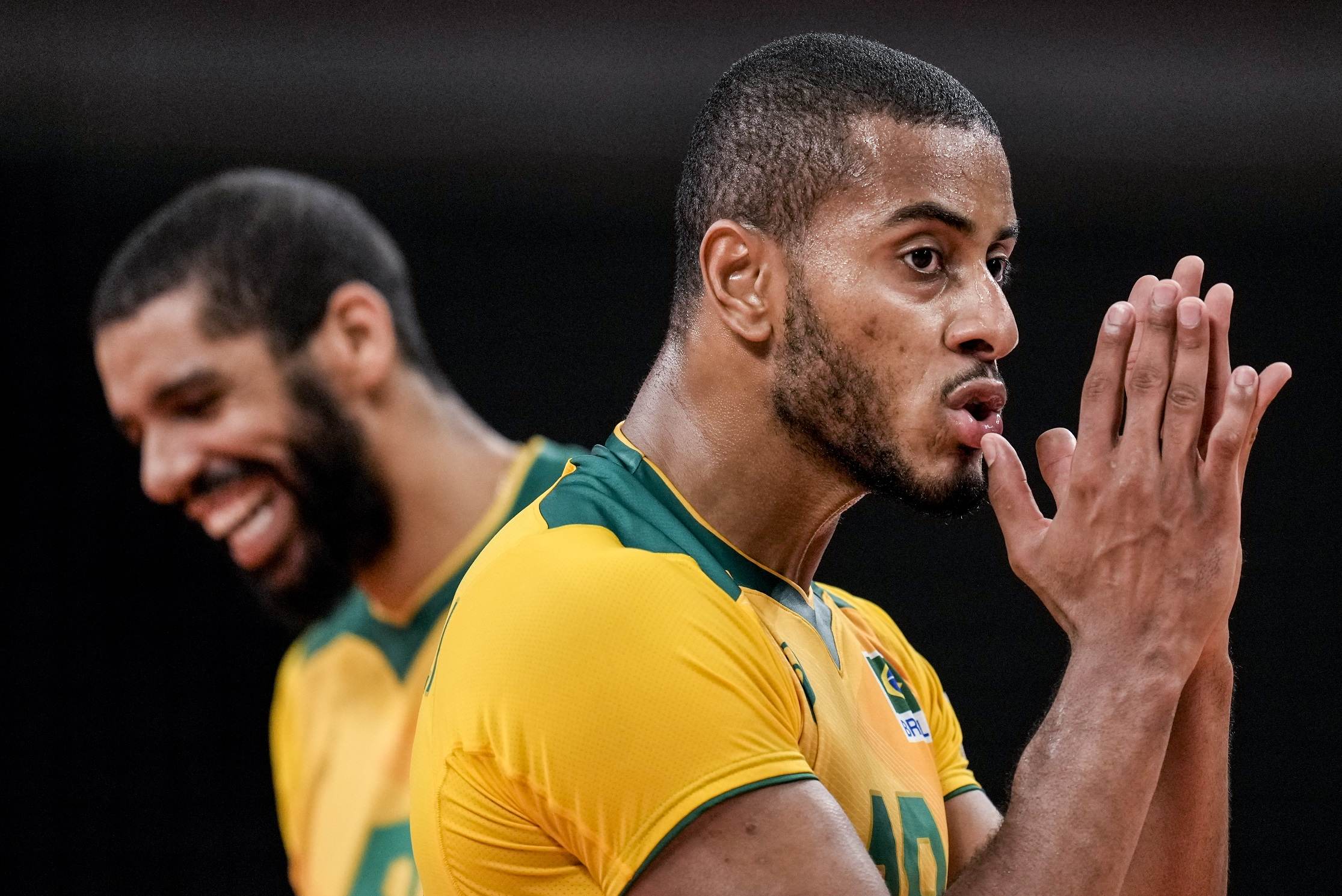 Wallace e Lucarelli durante partida entre Brasil e EUA nas Olimpíadas 2020 Wallace e Lucarelli durante partida entre Brasil e EUA nas Olimpíadas 2020