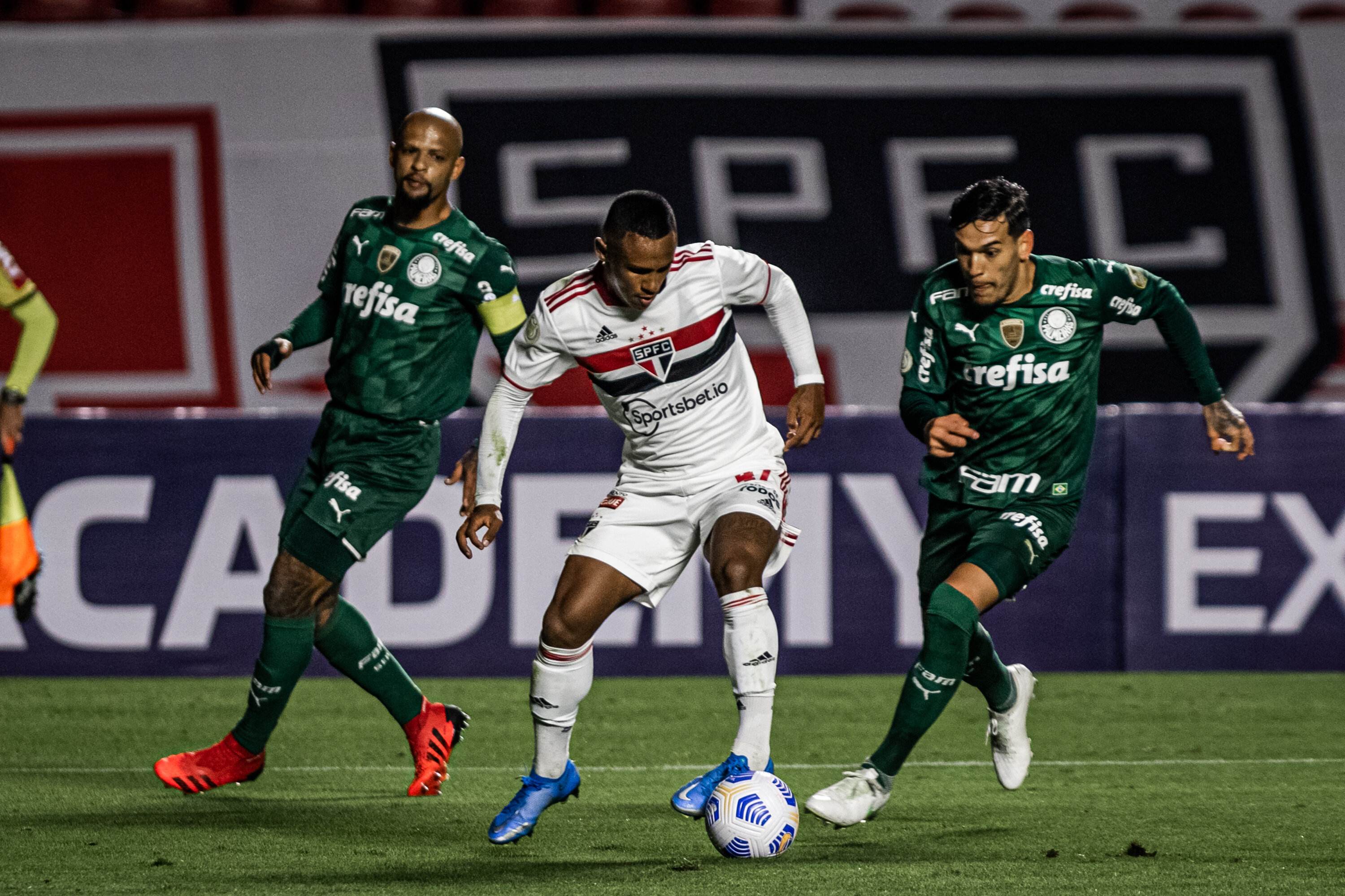 Marquinhos, do São Paulo, em lance da partida contra Felipe Melo, do Palmeiras