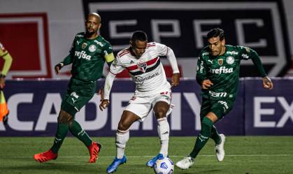 Marquinhos, do São Paulo, em lance da partida contra Felipe Melo, do Palmeiras