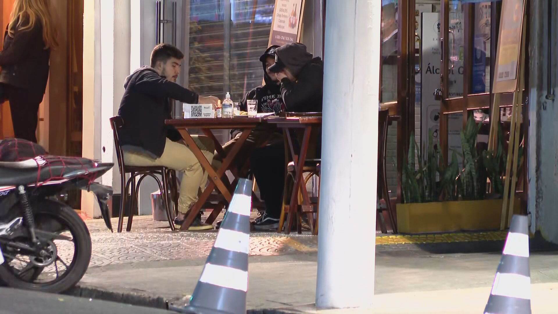 Bares e restaurantes passam a funcionar até a meia-noite em São Paulo (31.Jul.21 Bares e restaurantes passam a funcionar até a meia-noite em São Paulo (31.Jul.21
