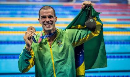 Brasileiro posa com a medalha de bronze conquistada nas Olimpíadas de Tóquio